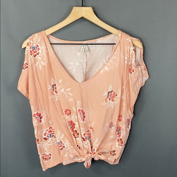 🍍4/$10🍍Cold shoulder top - Picture 1 of 8